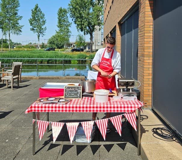 Verse stroopwafels op de bakplaat